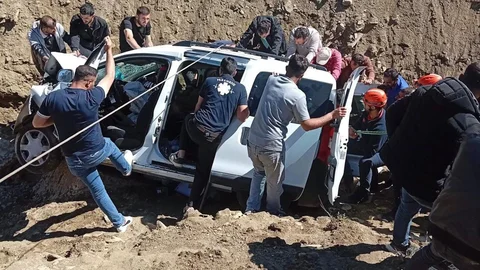 Muş’ta Çaya Düşen Araçta Yaralı Var