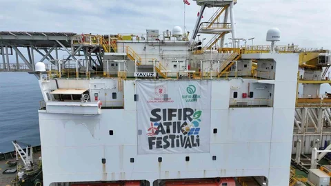 Yavuz Sondaj Gemisi'nde Sıfır Atık Festivali Pankartı