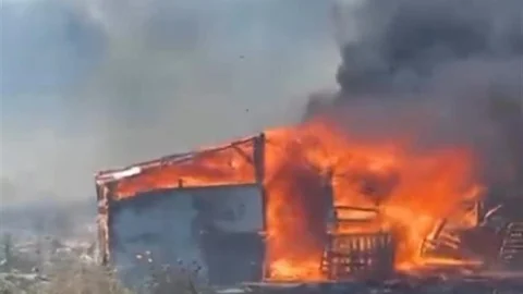 Ayvalık'ta Ahır Yangını Söndürüldü