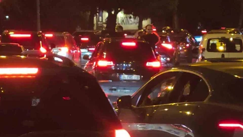 Genç Camdan Sarkarak Trafiği Tehlikeye Attı