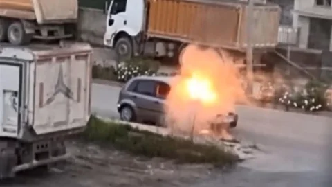 Elazığ'da Park Halindeki Araç Yandı