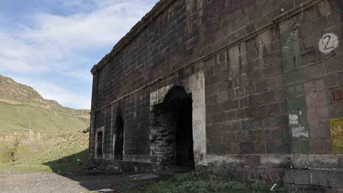 Kars’taki Tarihi Tabyalar Hayvan Barınağı Oldu