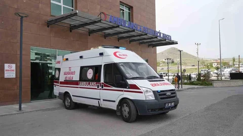 Niğde'de Otomobil ve Kamyonet Çarpıştı