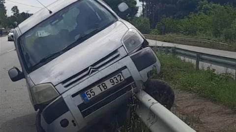 Bafra'da Otomobil Bariyerlere Çarptı