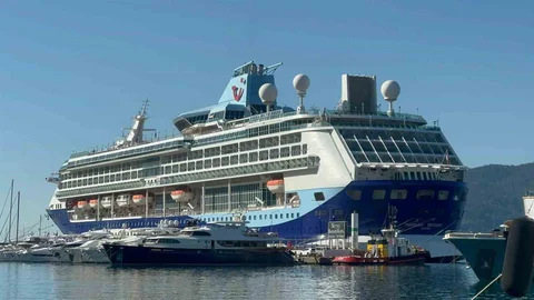 Dev Gemi Marmaris'e Demirledi