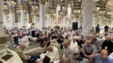 Hacılar Medine-i Münevvere'de Dua Ediyor