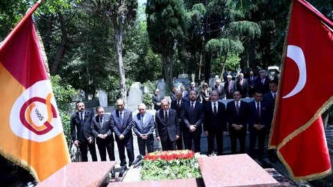 Dursun Özbek'in Mezarlık Ziyareti