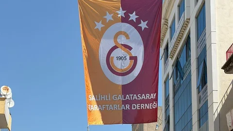 Salihli'de Galatasaray Bayrakları Dalgalanıyor