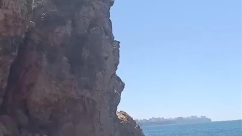 Antalya'da Falezlerden Atlayan Genç Boğulma Tehlikesi Geçirdi
