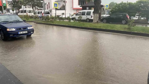 Kavak'ta Sağanak Yağış Etkili Oldu