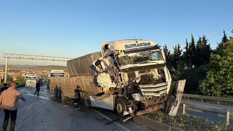 Manisa'da Tır Kazası Trafiği Kapatıyor