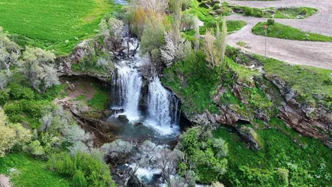 Sivas'taki Değirmenaltı Şelalesi Coştu