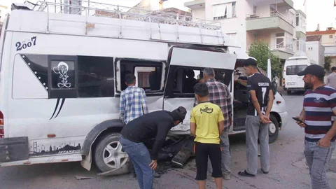 Antalya'da Tarım İşçilerini Taşıyan İki Minibüs Çarpıştı