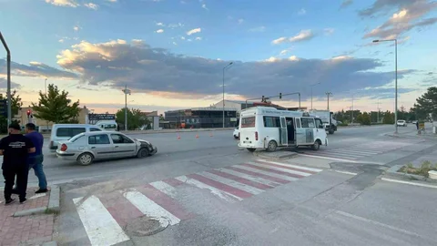 Karaman'da Yaralamalı Kaza Anı Kamerada