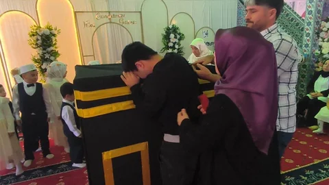 Kabe Hasretiyle Gözyaşlarına Boğulan Genç