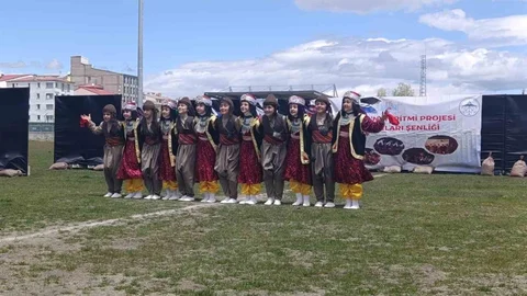 Kars'ta Halk Oyunları Şenliği Renkli Görüntülere Sahne Oldu