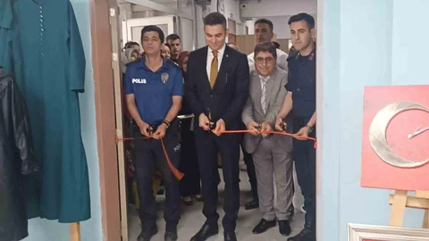 Selendi'de Yıl Sonu Sergisi Açıldı