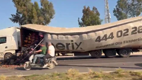 Tarsus'ta Sebze Meyve Yüklü Tır Kaza Yaptı