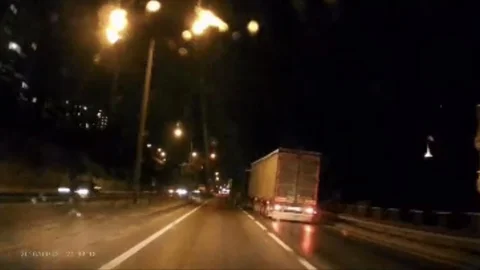Bursa'da Tır Kontrolden Çıktı
