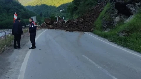 Trabzon'da Heyelan Nedeniyle Yol Kapandı