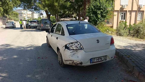 Otomobil Park Halindeki Araca Çarptı
