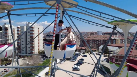 Eskişehir'de Dönme Dolapta Saç Kesimi