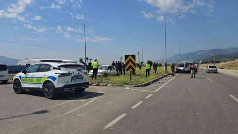 Gaziantep'te Kavşakta Otomobiller Çarpıştı