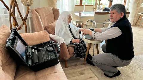 Yaşlı Kadına Evinde Nüfus Hizmeti Verildi