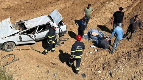 Gediz'de Otomobil Tarlaya Uçtu