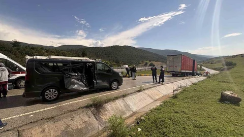 D100'de Minibüs Kazası