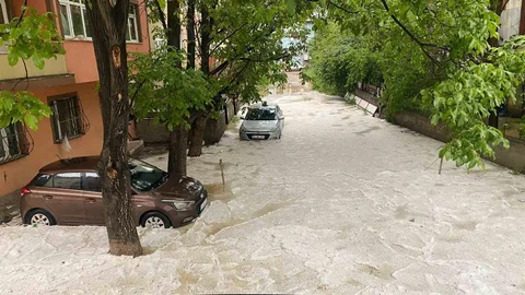 Gümüşhane'de Dolu ve Sağanak Yağış Etkili Oldu