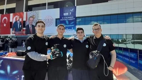 Burhaniyeli Öğrencilerden Robot Yarışmasında Başarı
