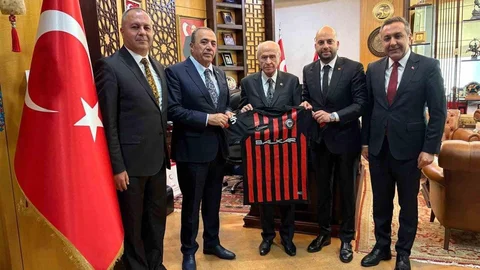 Çorum FK Forması Bahçeli'ye Hediye Edildi