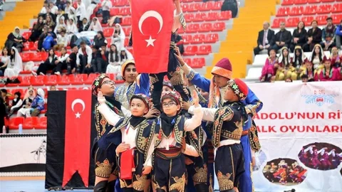 Kars'ta Halk Oyunları Şenliği Renkli Görüntülere Sahne Oldu