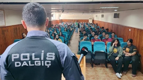 Adana'da Dalgıç Polislerden Uyarı