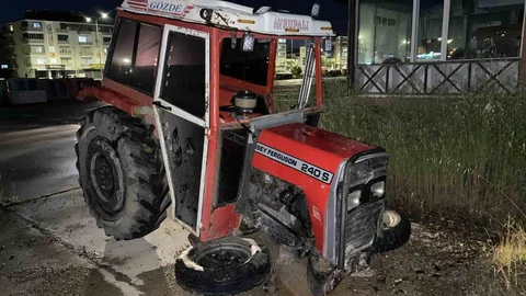 Kaldırıma Çıkan Traktör Ağaca Çarptı