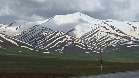 Van'daki Dağlar Zebra Desenine Dönüştü