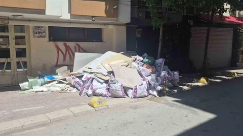 Eskişehir'de Kaldırıma İnşaat Artıkları Bırakıldı