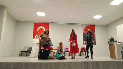 Kepsutlu Kadınların Tiyatro Oyunu İlgi Gördü