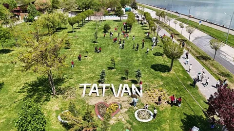Tatvan'da Öğrenciler Çevre Temizliği Yaptı