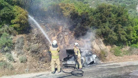 İzmir'de Otomobil Yangını Kontrol Altına Alındı