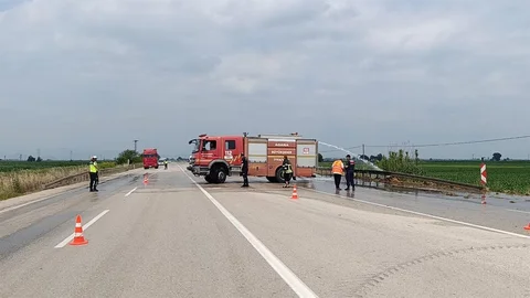 Adana'da Pikap Yangını Tehlike Yarattı