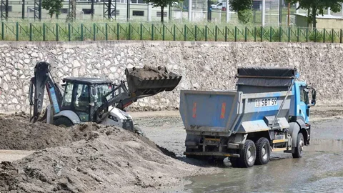 Bursa'da Dere Temizliği Çalışmaları Sürüyor