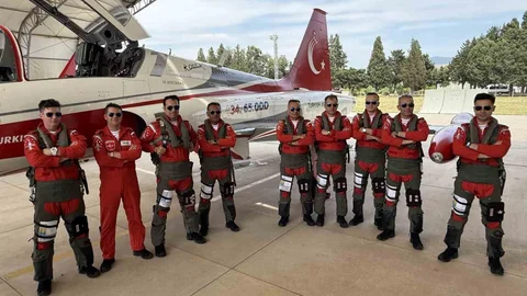 İzmir'de Türk Yıldızları'ndan Prova Uçuşu