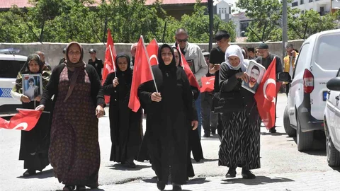 Van'da Annelerin Evlat Nöbeti Devam Ediyor