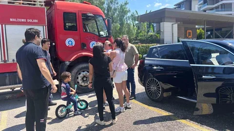 Antalya'da Kilitli Araçta Çocuk Kurtarıldı