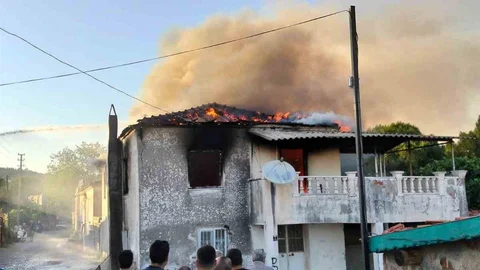 Ayvalık'ta Metruk Bina Yangını Meydana Geldi