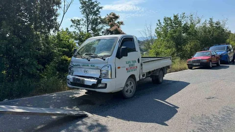 Freni Boşalan Kamyonet Tarım Aracına Çarptı