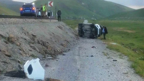 Van’da Kamyonet Şarampole Yuvarlandı