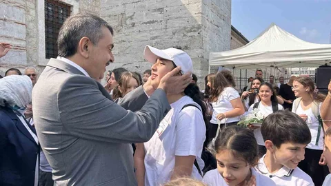 Milli Eğitim Bakanı Tekin İstanbul'da Öğrencilerle Buluştu